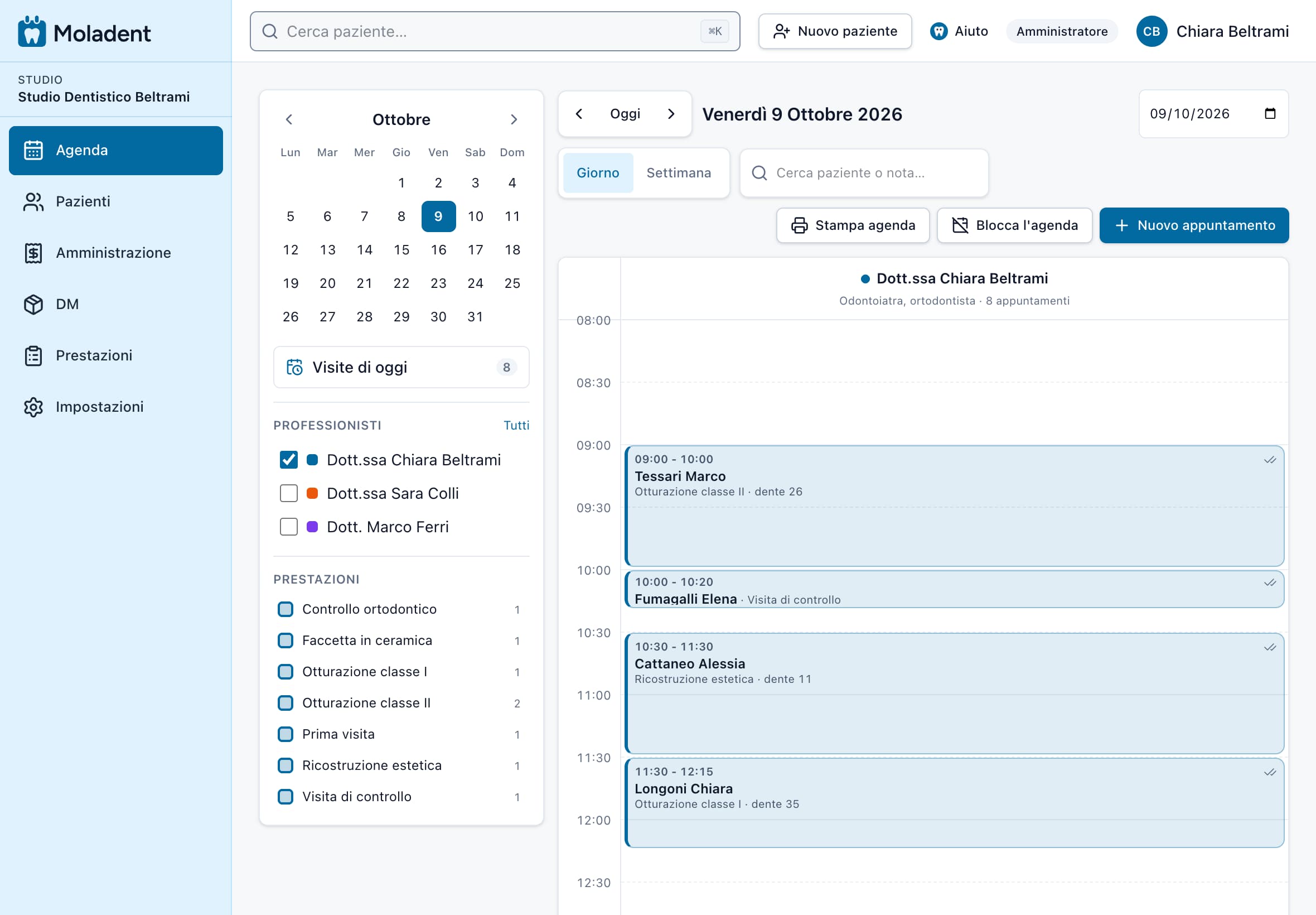 Sul tablet, l'agenda di oggi con tre professionisti affiancati, gli appuntamenti della mattina e il calendario del mese