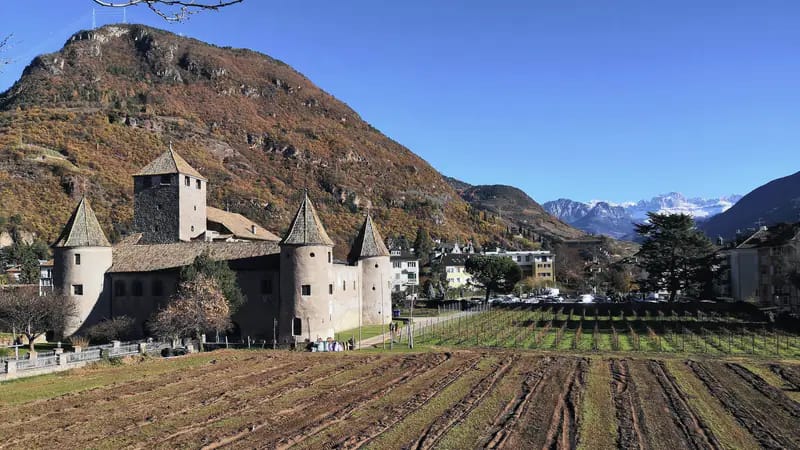 Castel Mareccio a Bolzano, tra i vigneti e le montagne