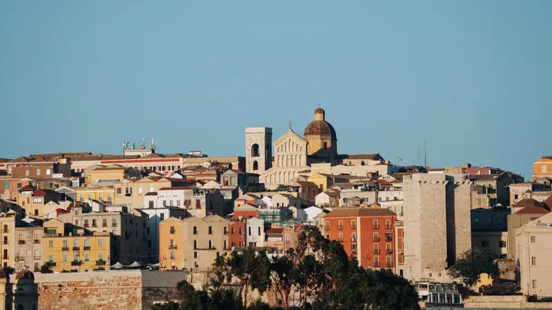 Il quartiere di Castello a Cagliari sotto un cielo sereno