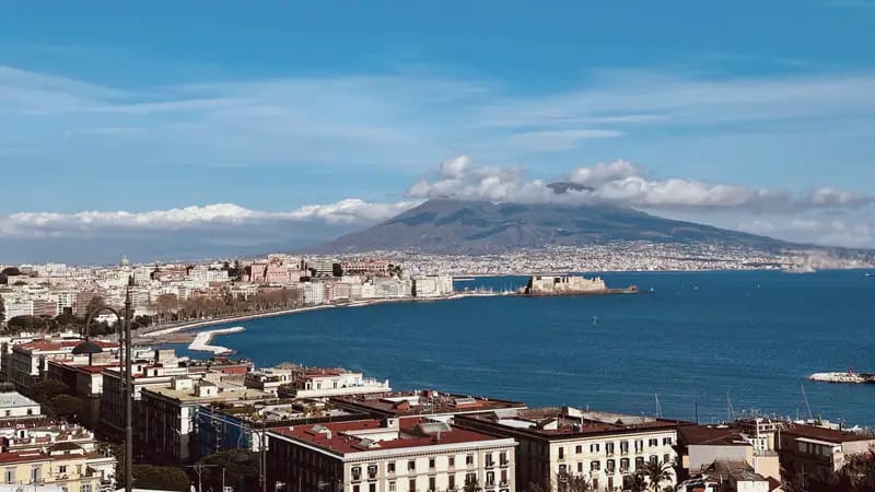Il golfo di Napoli con il Vesuvio, visto dalla collina