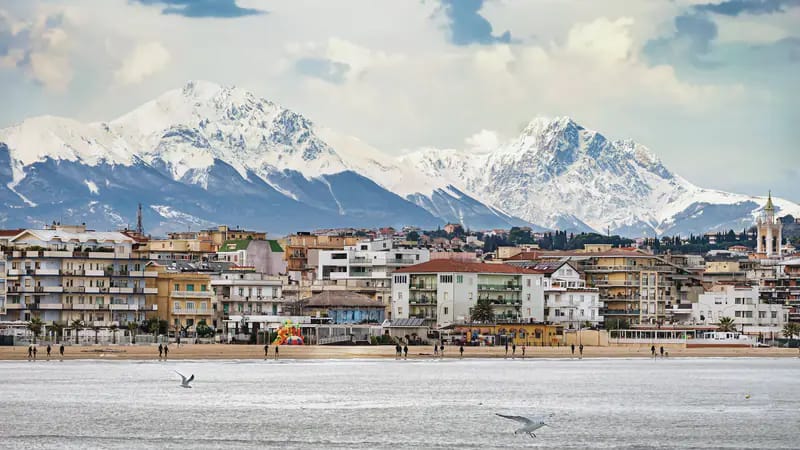 La spiaggia di Pescara con le montagne innevate dell'Abruzzo sullo sfondo