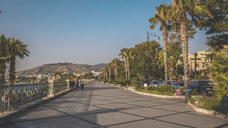 Il lungomare di Reggio Calabria con le palme