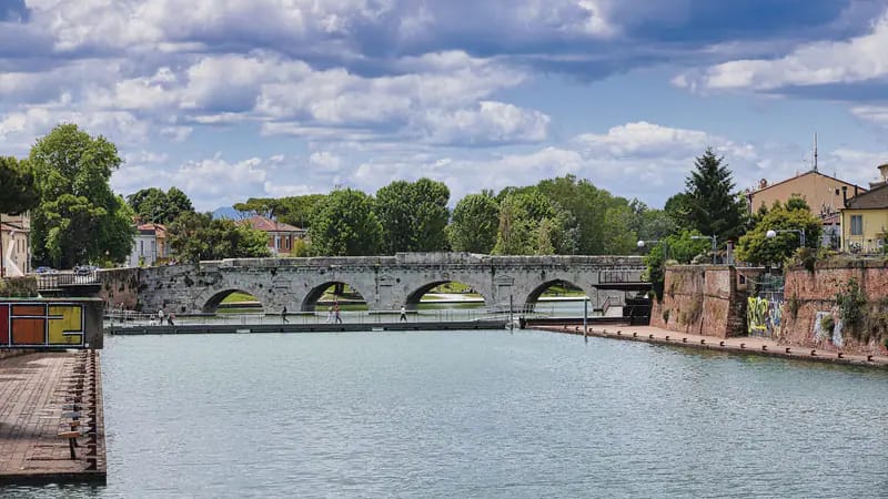 Il Ponte di Tiberio a Rimini, sull'acqua calma del porto canale