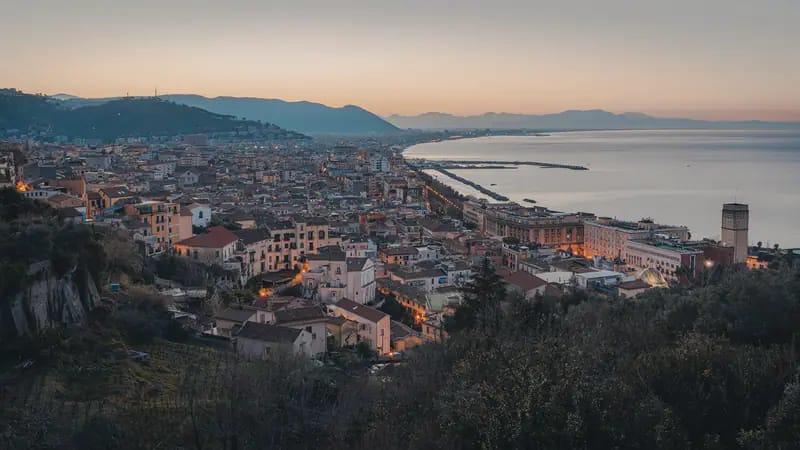Salerno e il suo golfo al crepuscolo