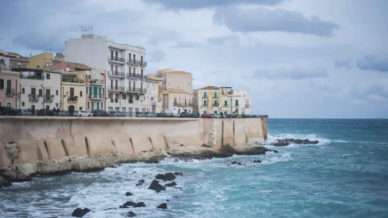 Le case di Ortigia affacciate sul mare a Siracusa