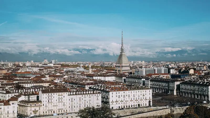 Torino con la Mole Antonelliana e le Alpi all'orizzonte