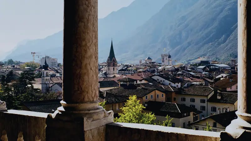 Trento tra le montagne, vista da una loggia