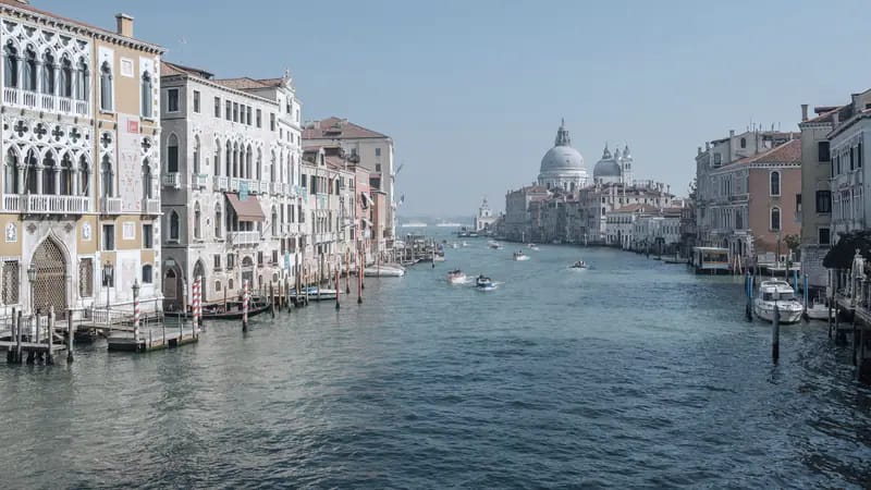 Il Canal Grande con la basilica della Salute sullo sfondo