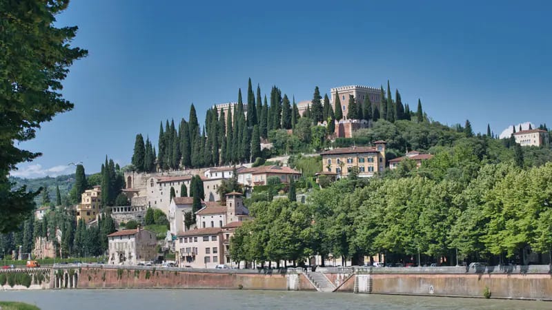 La collina di Castel San Pietro e l'Adige a Verona