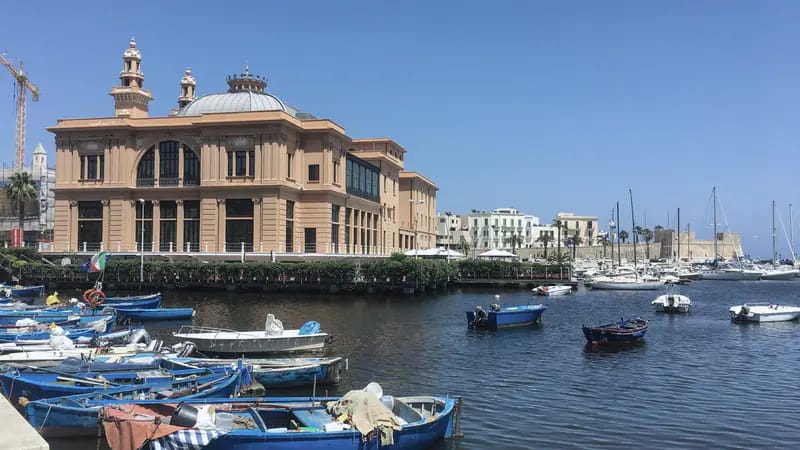 Il Teatro Margherita e le barche dei pescatori sul lungomare di Bari