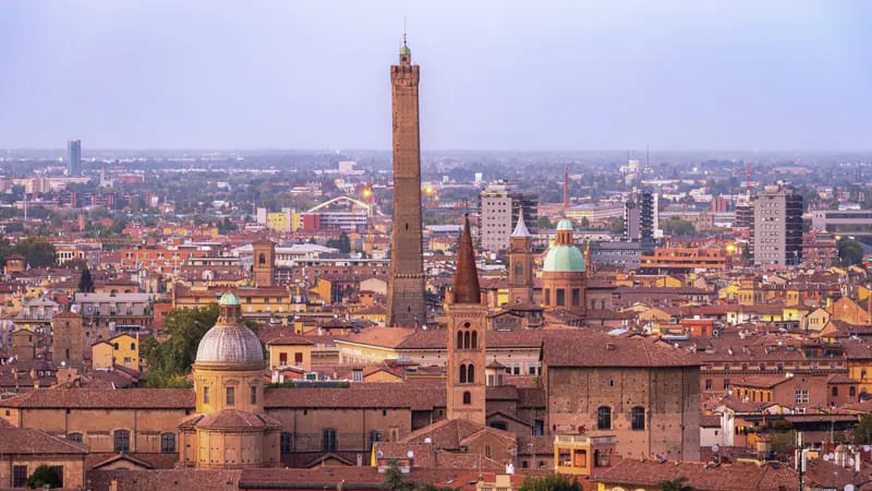 I tetti di Bologna con la Torre degli Asinelli