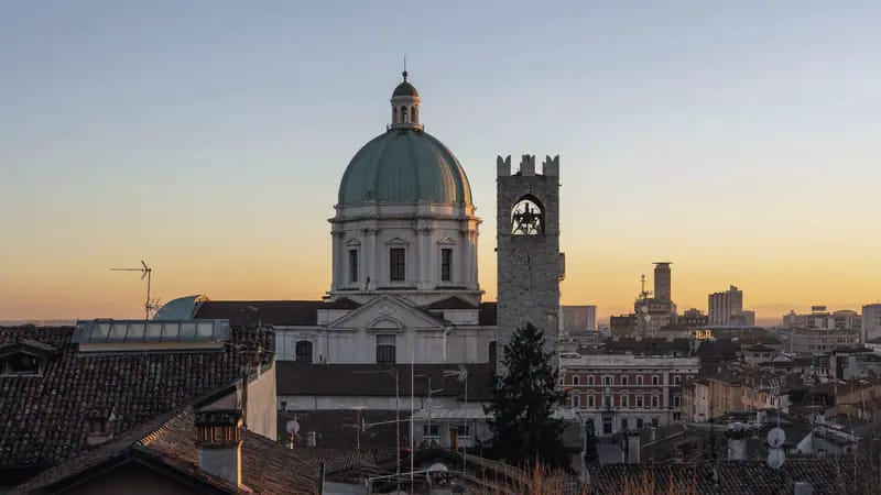 Il Duomo Nuovo e i tetti di Brescia al tramonto