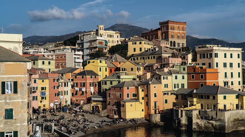 Le case colorate di Boccadasse, a Genova, affacciate sul mare