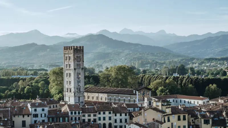 Lucca con le sue torri e le Alpi Apuane