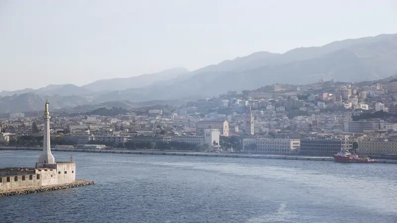Il porto di Messina con la stele della Madonna della Lettera