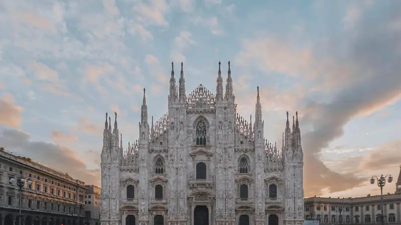Il Duomo di Milano all'alba, con la piazza quasi vuota