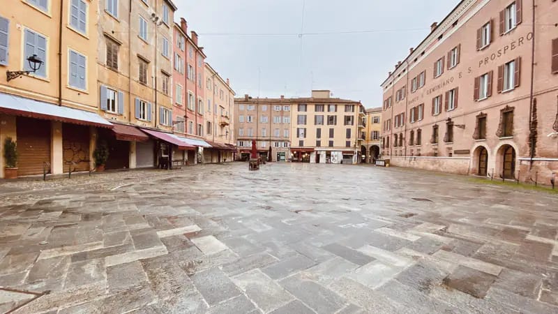 Piazza Roma a Modena, quasi vuota dopo la pioggia
