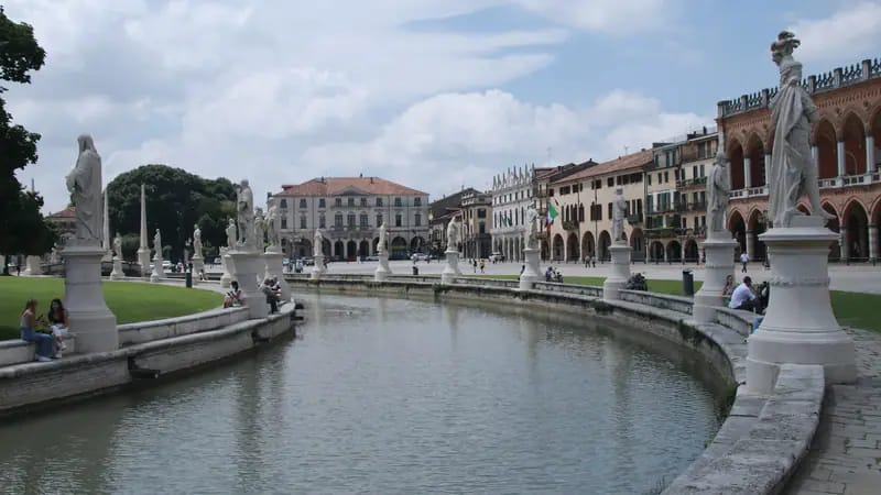 Prato della Valle a Padova, con il canale e le statue