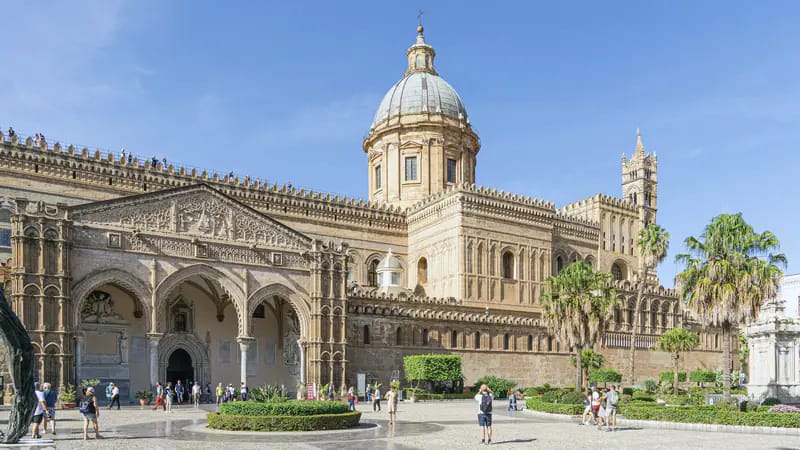 La Cattedrale di Palermo in una giornata di sole