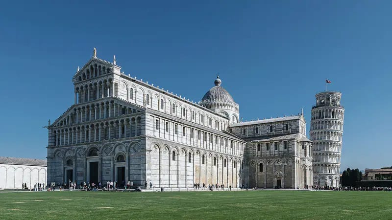 Piazza dei Miracoli a Pisa, con il Duomo e la Torre