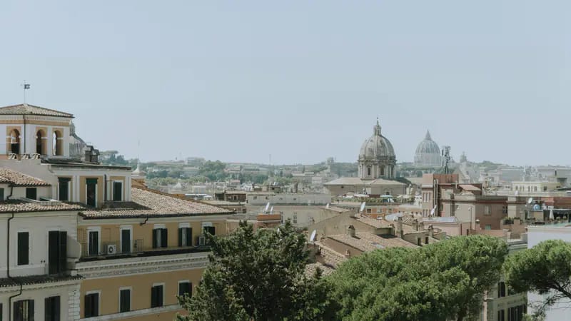 I tetti di Roma con la cupola di San Pietro sullo sfondo