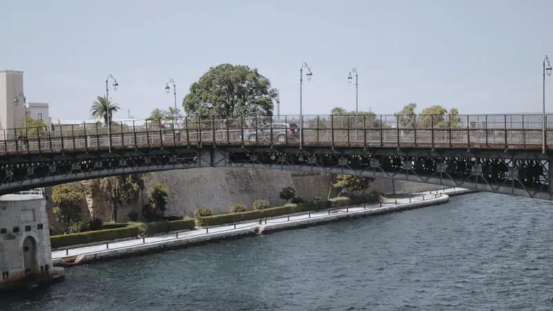 Il Ponte Girevole sul canale navigabile di Taranto