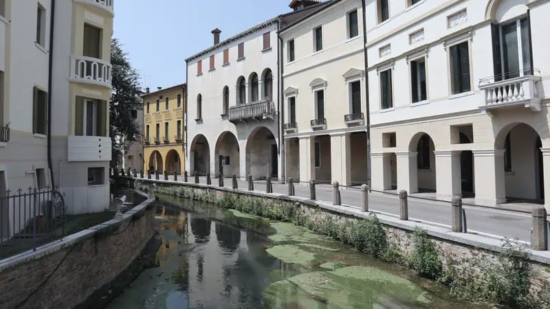 Un canale tra le case del centro di Treviso