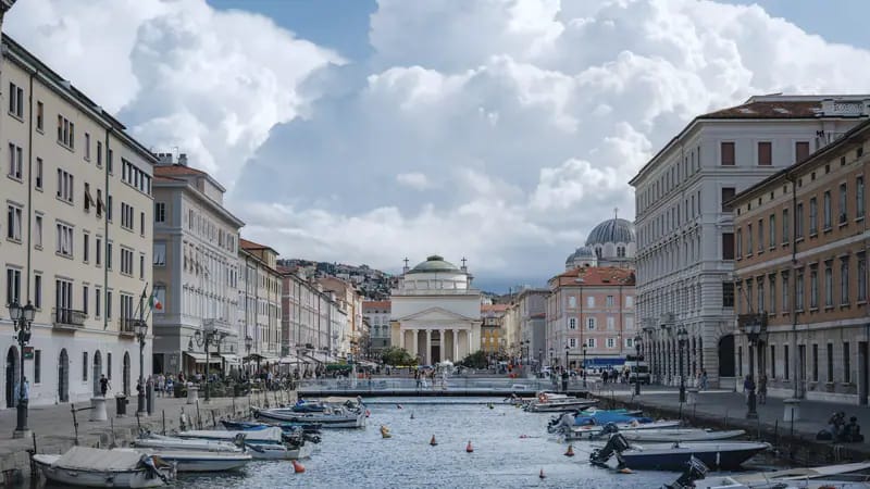 Il Canal Grande di Trieste con la chiesa di Sant'Antonio in fondo
