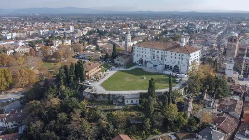 Udine vista dall'alto, con il colle del Castello