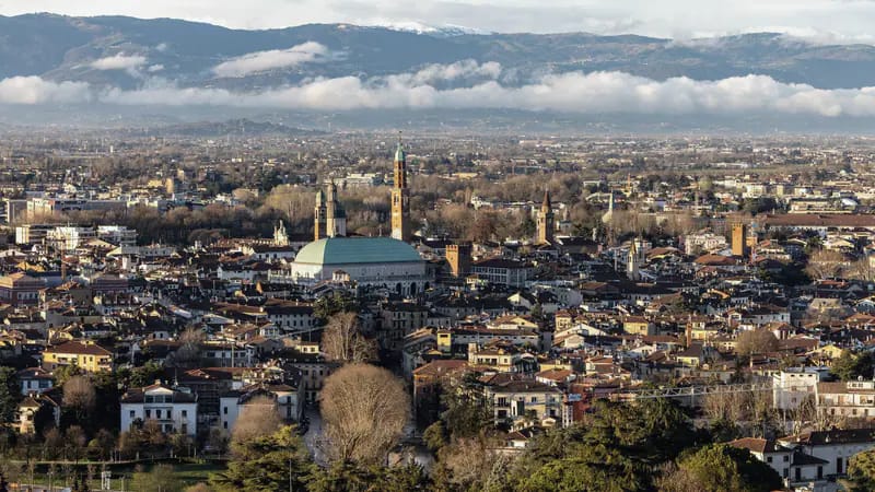 Vicenza con la Basilica Palladiana e le Prealpi sullo sfondo